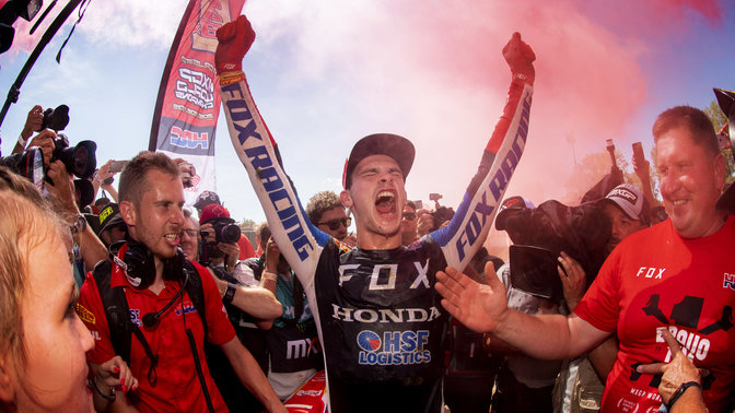 Il pilota Honda MXGP mentre celebrano la vittoria.