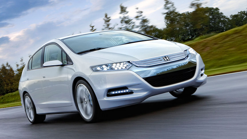 Honda Insight, inquadratura anteriore di tre quarti, rivolta a sinistra, sul posto.