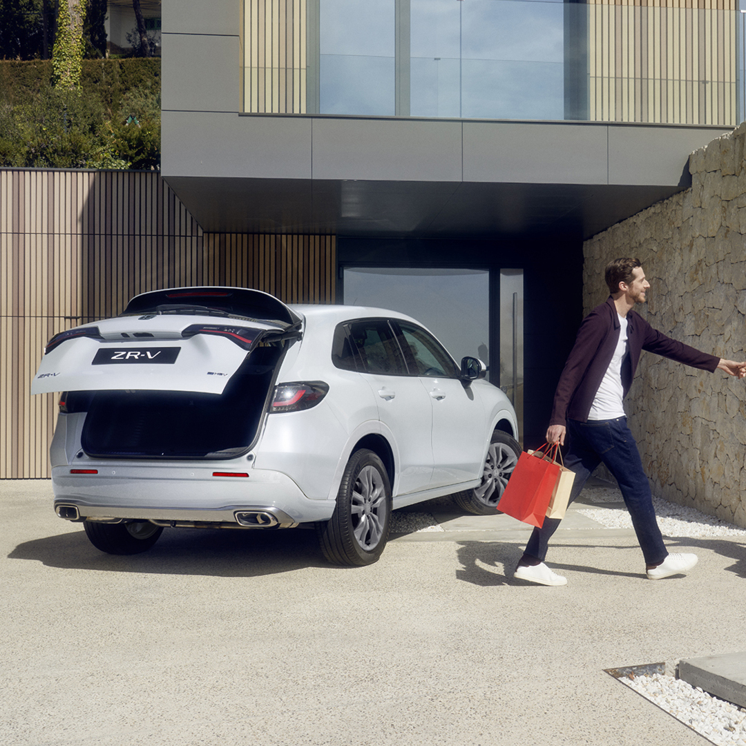 ZR-V bianca con portellone elettrico in un vialetto