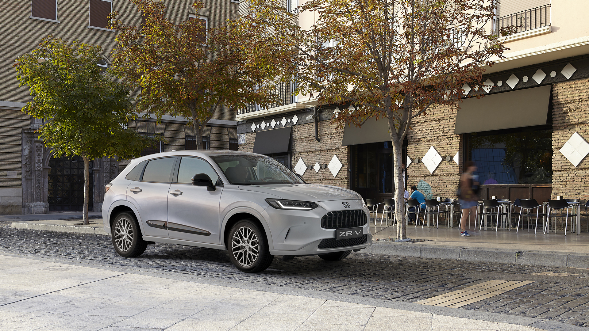 ZR-V bianco parcheggiato fuori da un ristorante