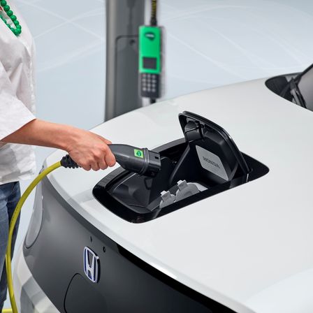 Vista dettagliata della batteria di una Honda Urban EV Concept.