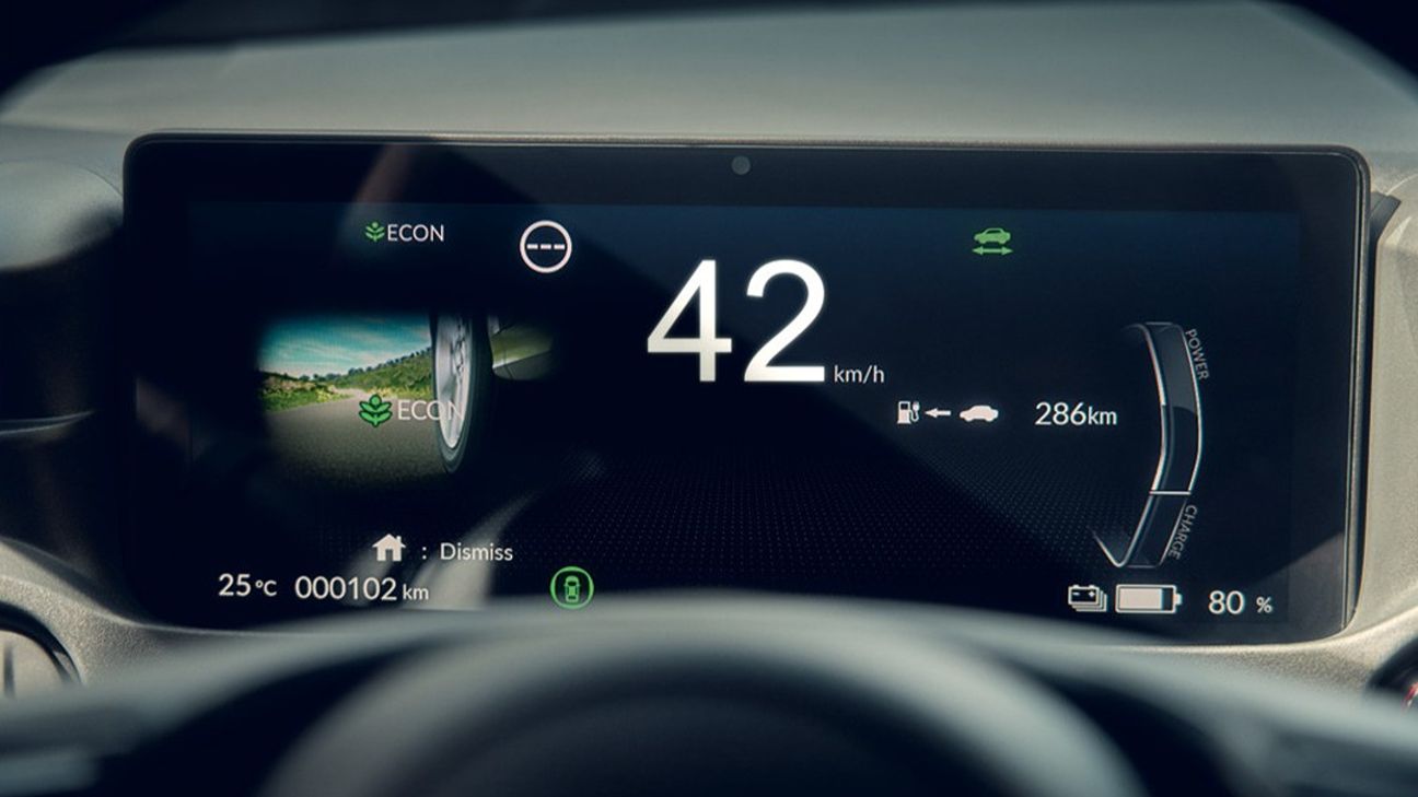 Cruscotto dell'auto elettrica che mostra i dati sull'autonomia