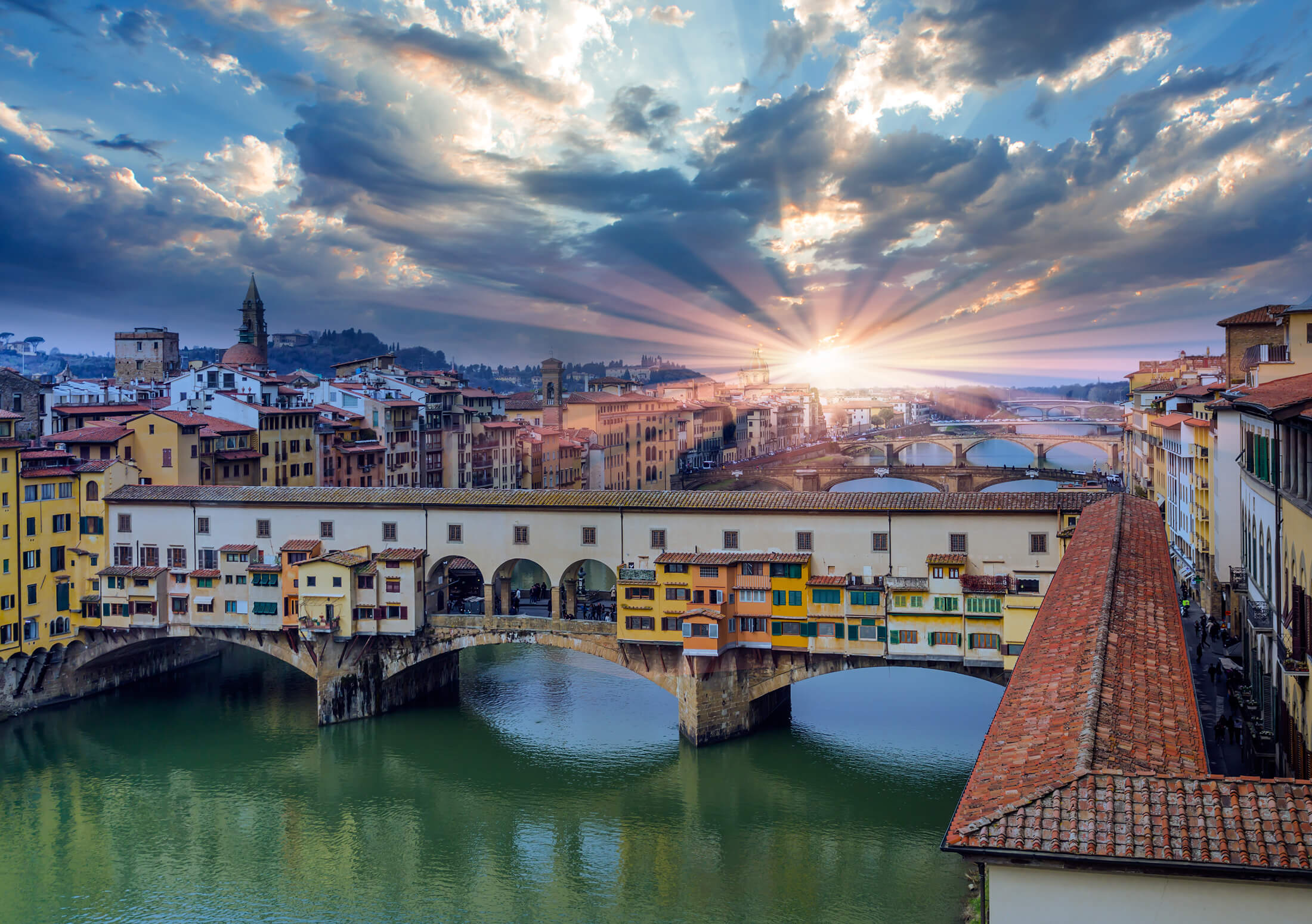 Il sole sopra Ponte Vecchio a Firenze, Italia