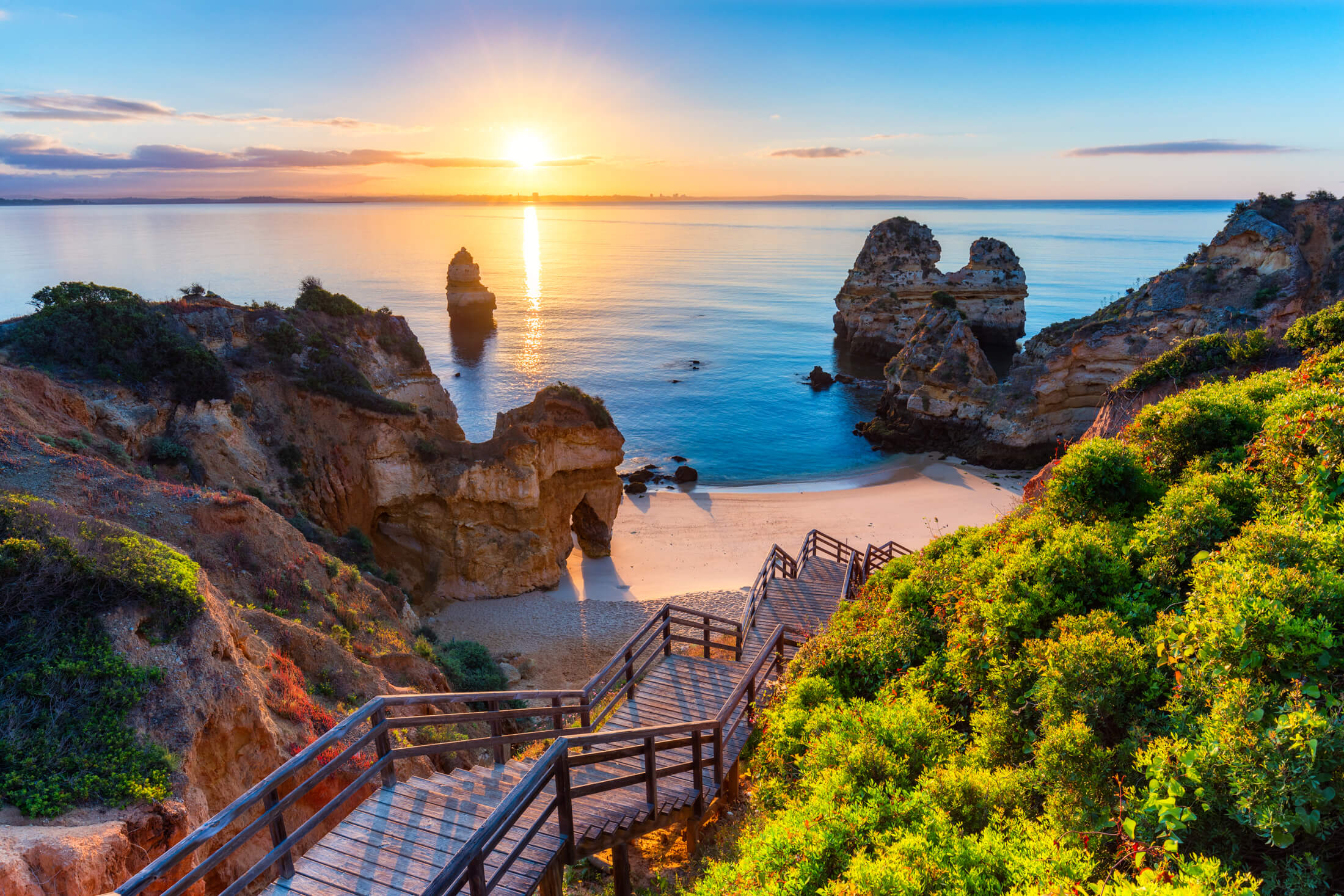 Gradini che scendono verso una spiaggia nascosta sulla costa portoghese dell'Algarve