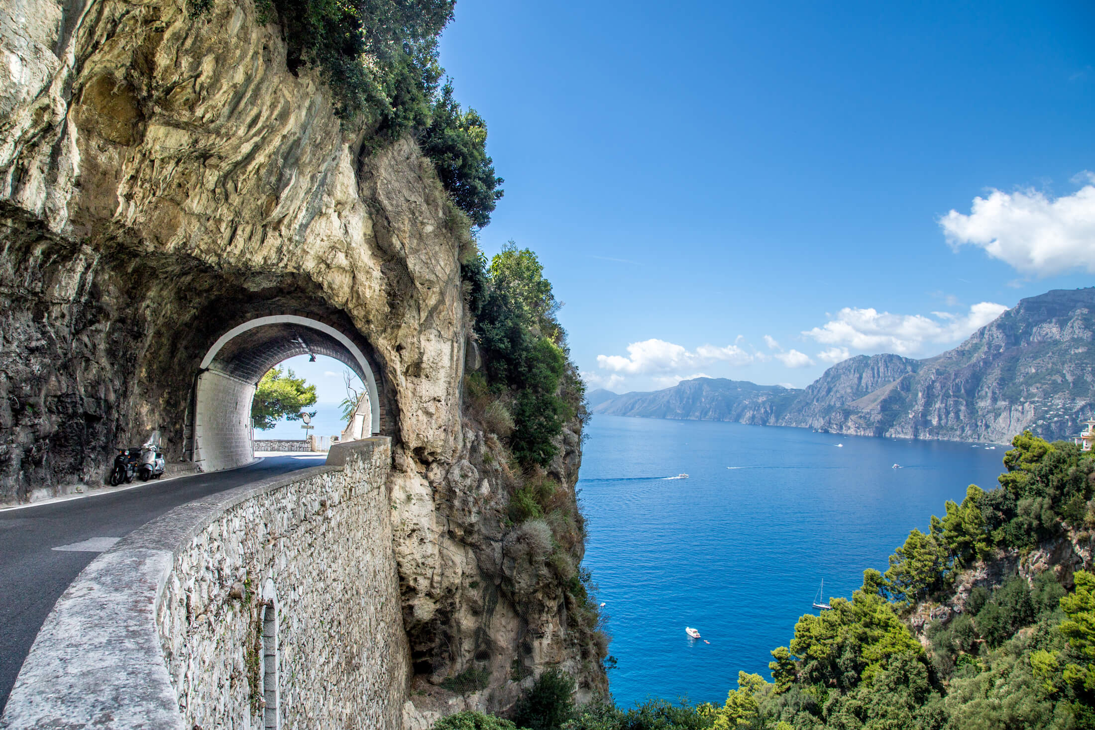Una strada intagliata tra le scogliere della Costiera Amalfitana