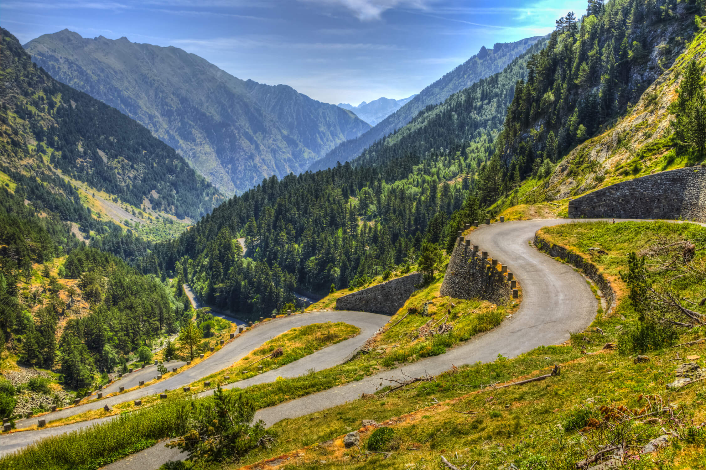 Una strada tortuosa tra le montagne dei Pirenei
