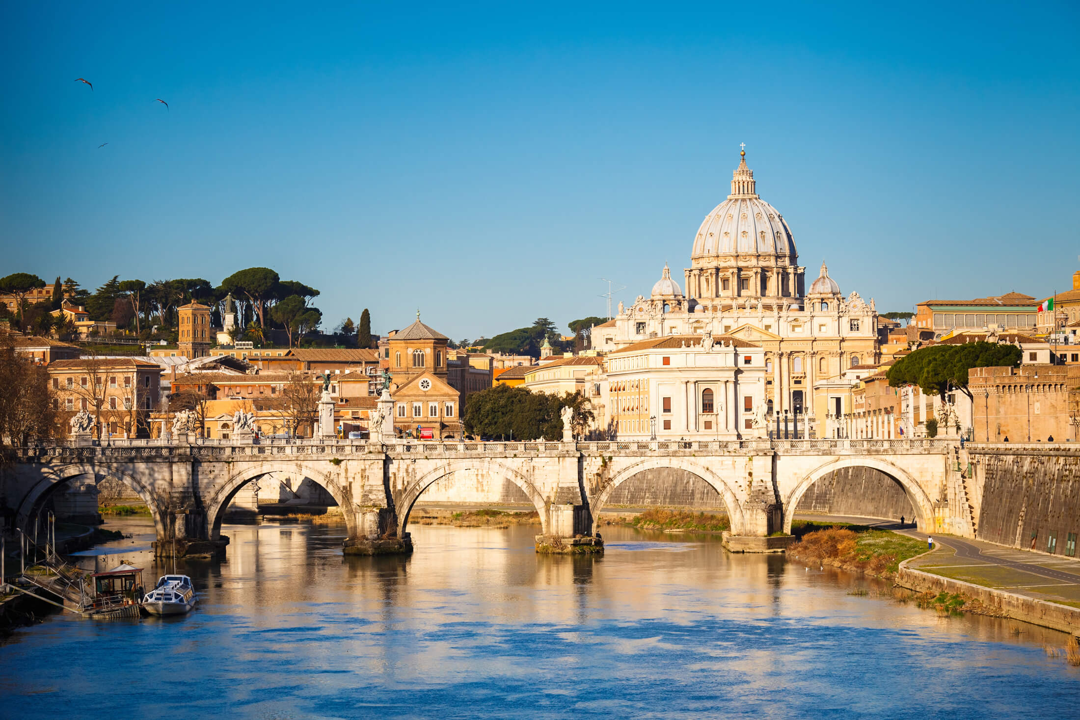 Seguendo il fiume Tevere fino alla Basilica di San Pietro a Roma, Italia
