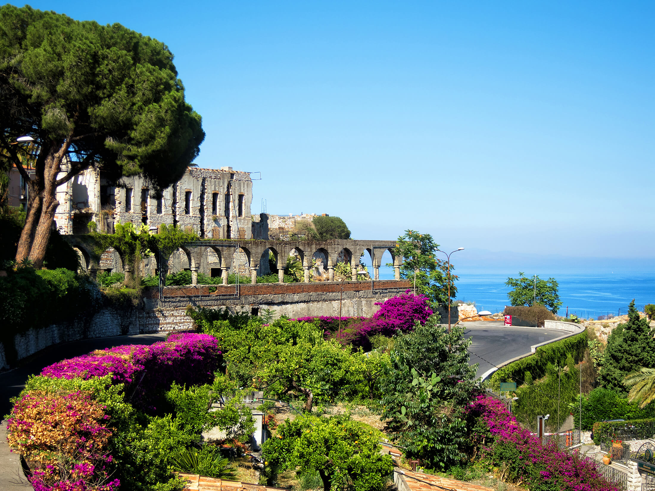 Un giardino colorato vicino a un vecchio edificio in Sicilia, Italia