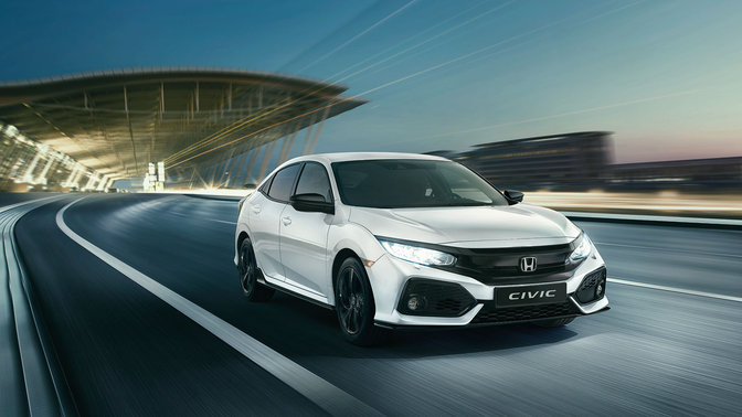 Vista frontale di tre quarti della Honda Civic Sport Line, durante la guida in città.
