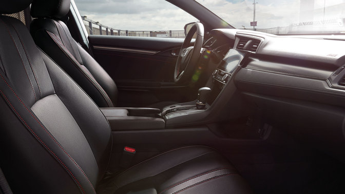 Vista laterale degli interni della Honda Civic Sport Line