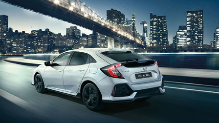 Vista posteriore di tre quarti della Honda Civic Sport Line, durante la guida in città.