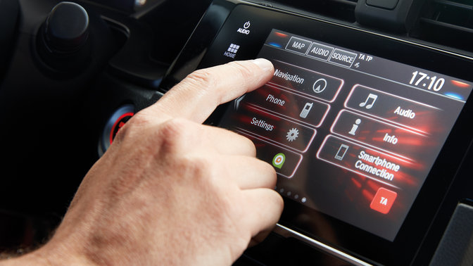 Primo piano del sistema di infotainment Honda CONNECT con sistema di navigazione Garmin.