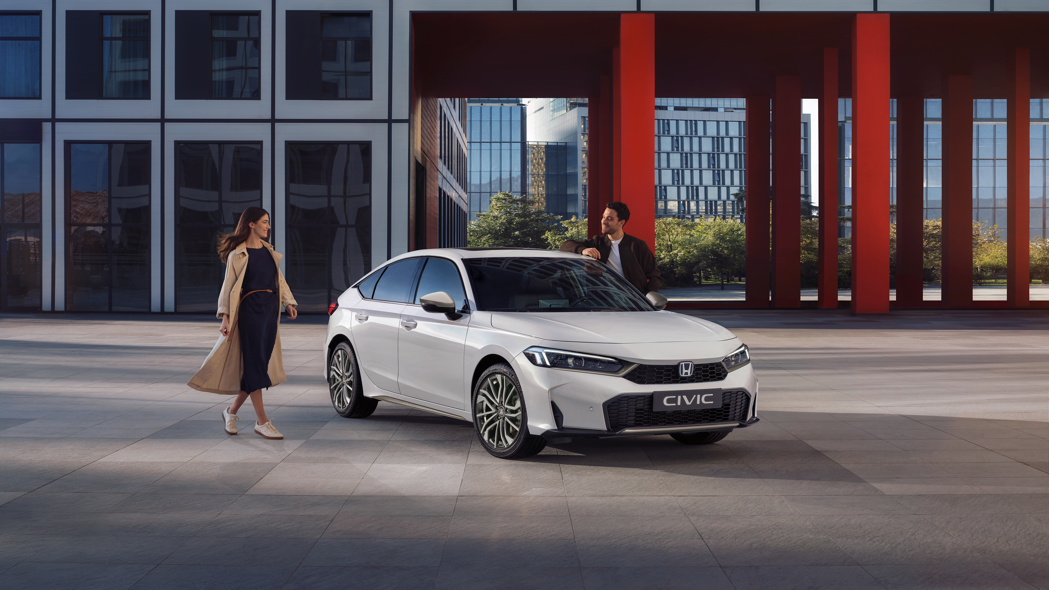 Persone che camminano verso una Civic Hybrid.