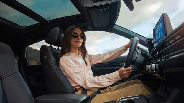 Una donna al volante di un'auto Honda