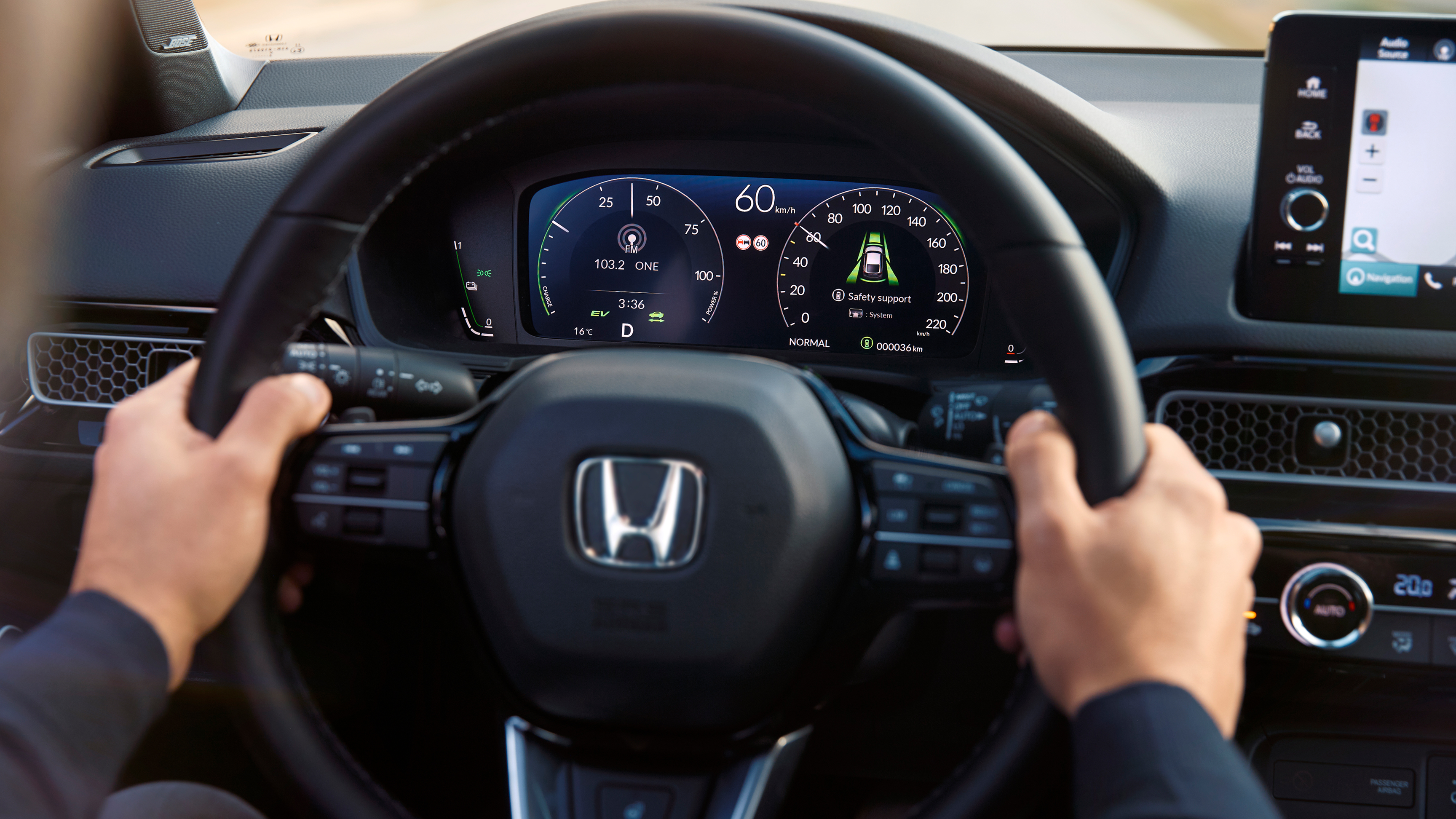 Primo piano del quadro strumenti della Honda Civic Hybrid.