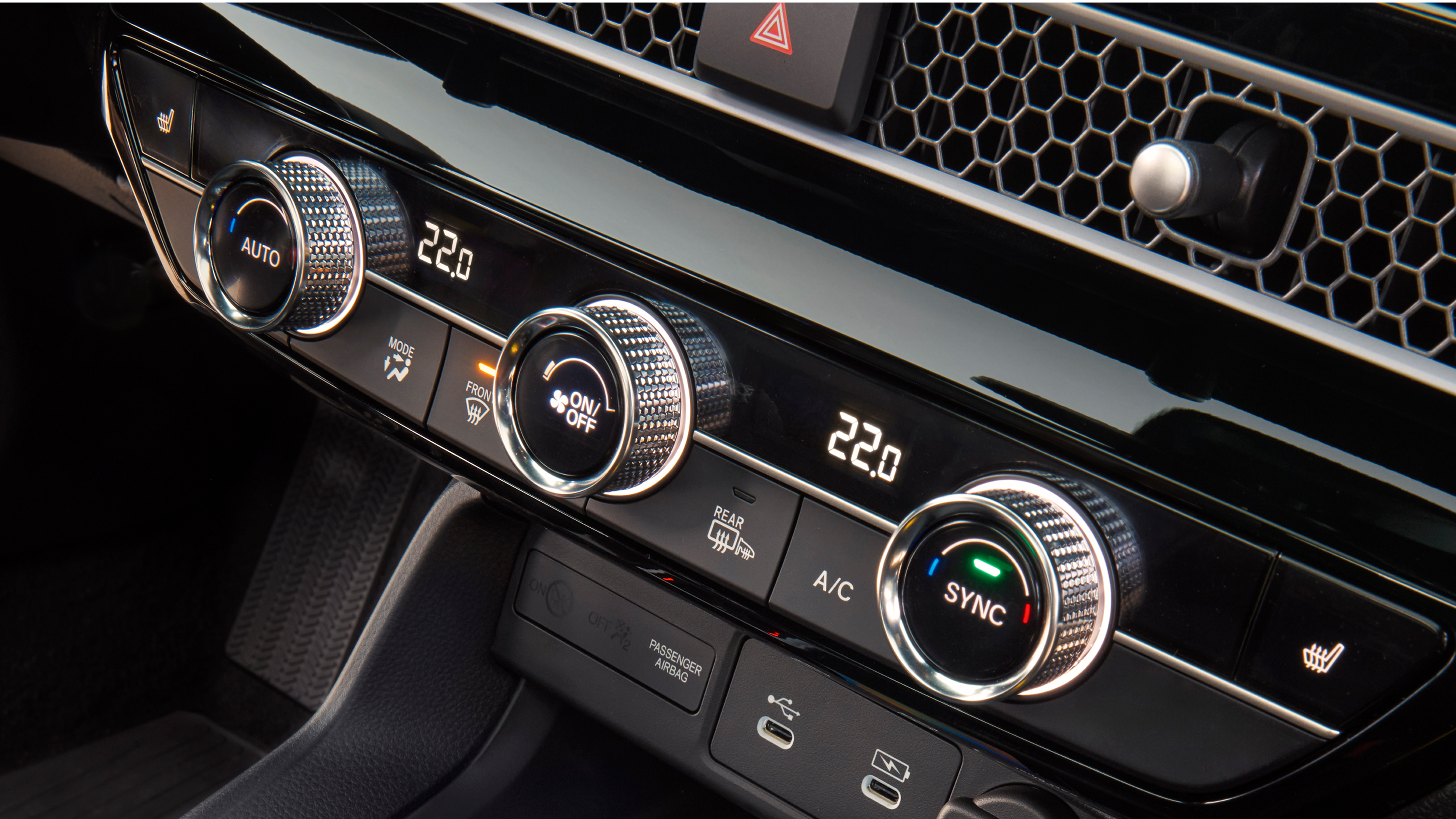Primo piano dei comandi del climatizzatore della Civic Hybrid.