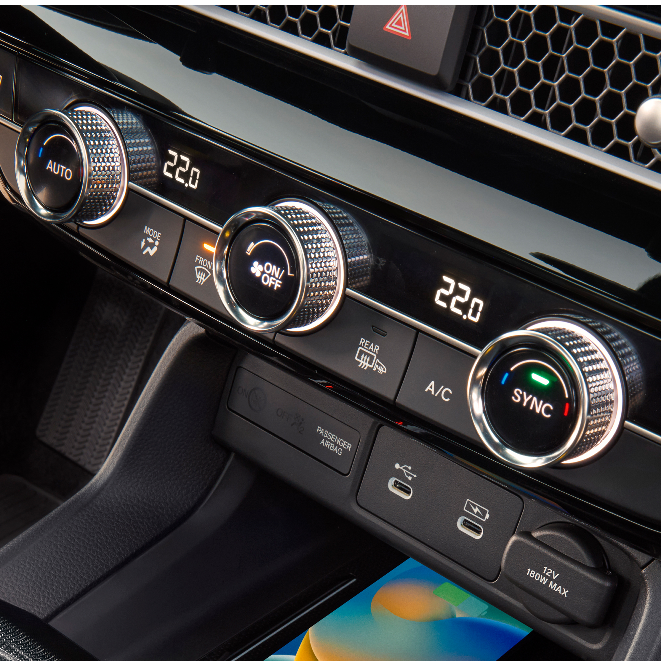 Primo piano dei comandi del climatizzatore della Civic Hybrid.