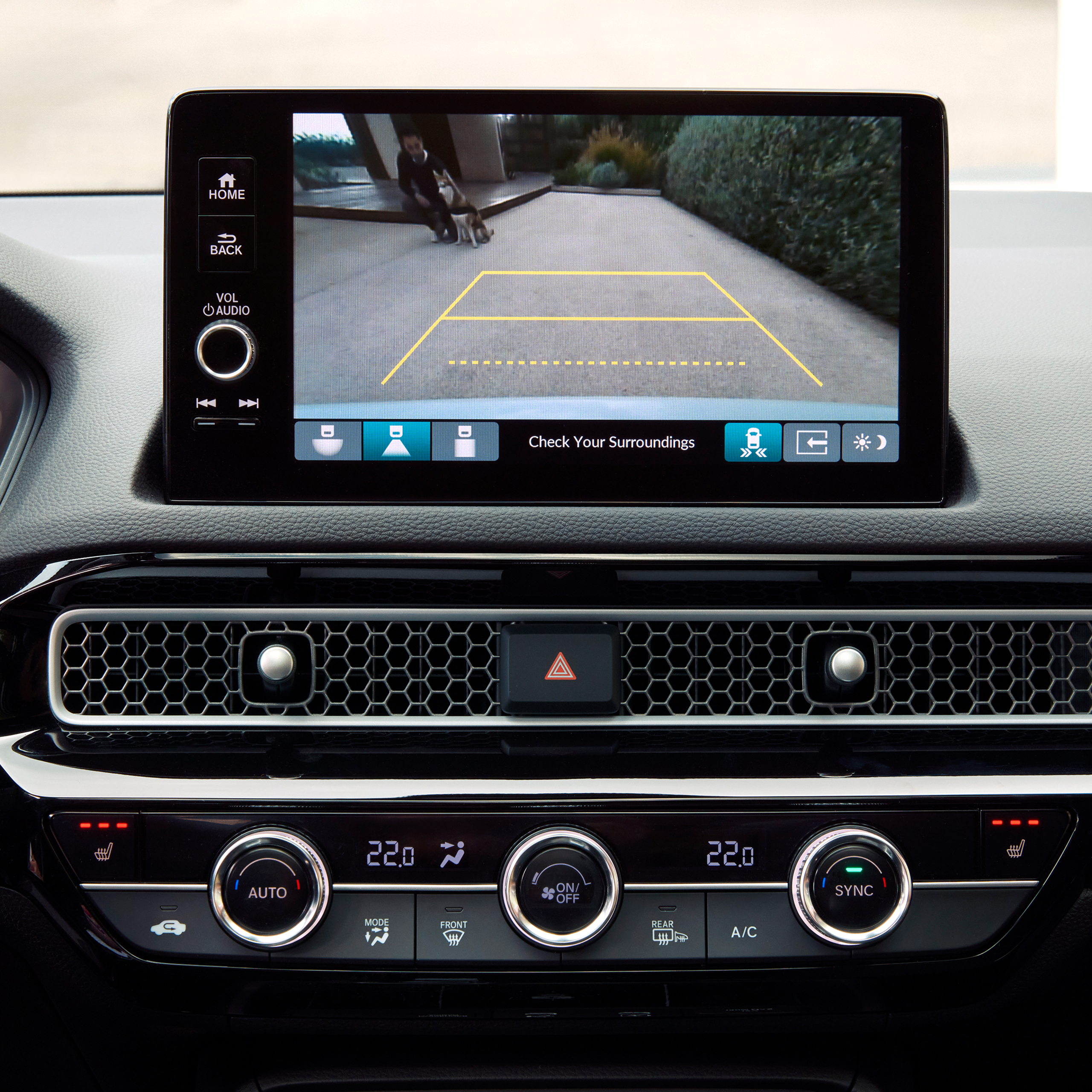 Primo piano del display della Honda Civic Hybrid, che mostra la telecamera per retromarcia.