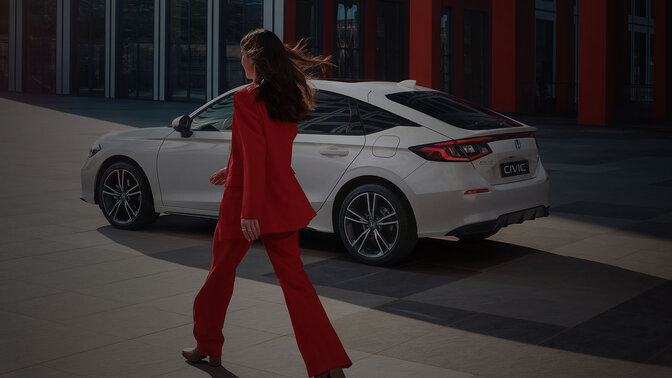 Una donna si avvicina a una Civic Hybrid