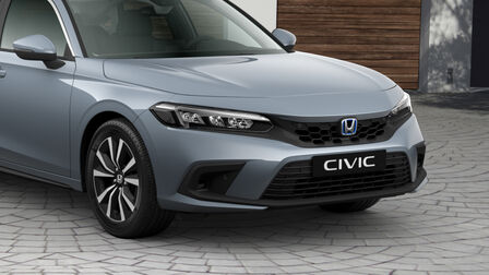 Primo piano dei sensori di parcheggio anteriori sulla Honda Civic e:HEV.