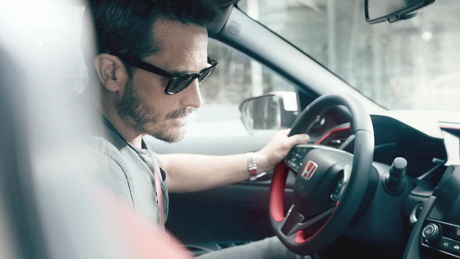 Modello che usa il sistema di riconoscimento vocale della Honda Civic Type R.