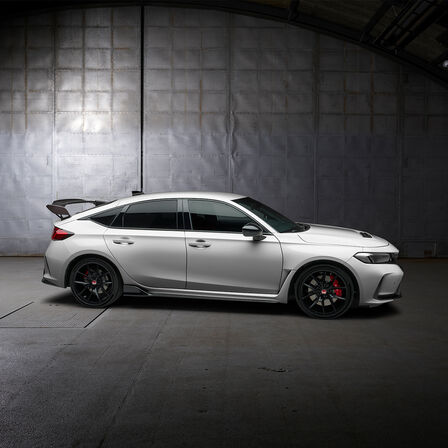 Vista laterale di Honda Type R parcheggiata in un garage.