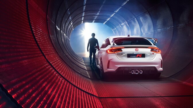 Vista posteriore di tre quarti della Honda Civic Type R parcheggiata in un tunnel.