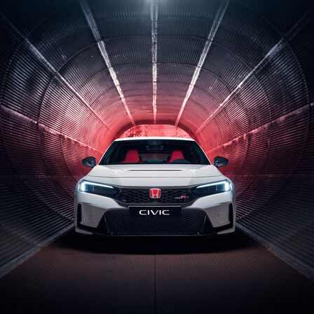 Vista frontale di Honda Civic Type R parcheggiata in un tunnel. 