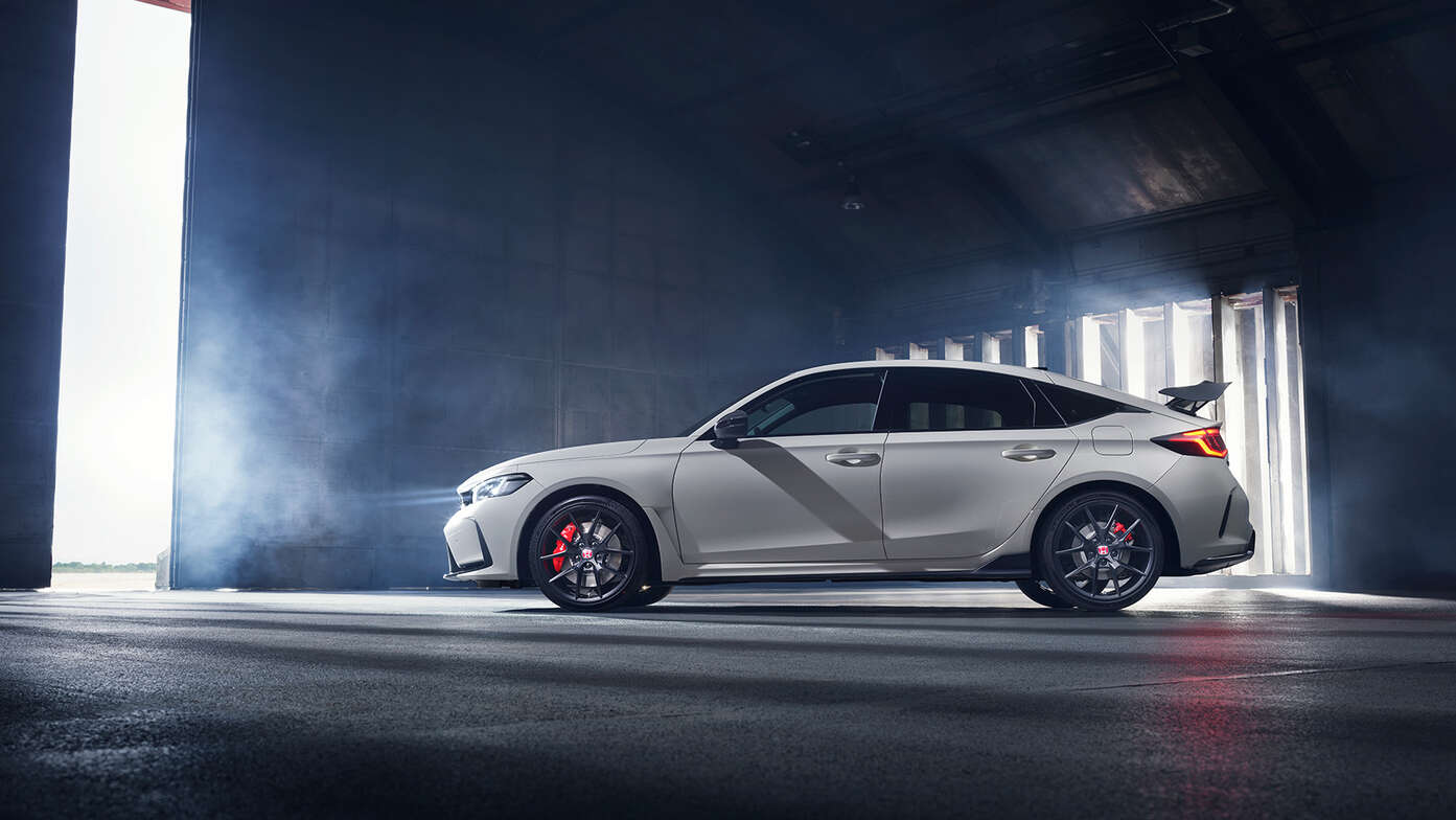 Vista laterale di Honda Civic Type R in un tunnel.