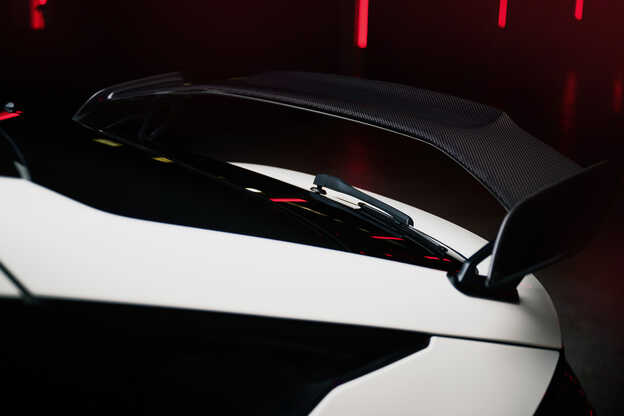 Primo piano dello spoiler alare in carbonio. 