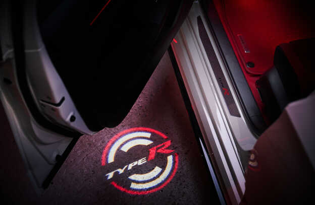 Primo piano della luce pozzanghera con logo Type R.