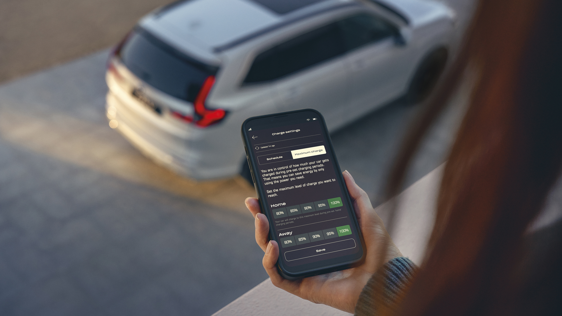 Primo piano di un modello che utilizza l'app My Honda+.