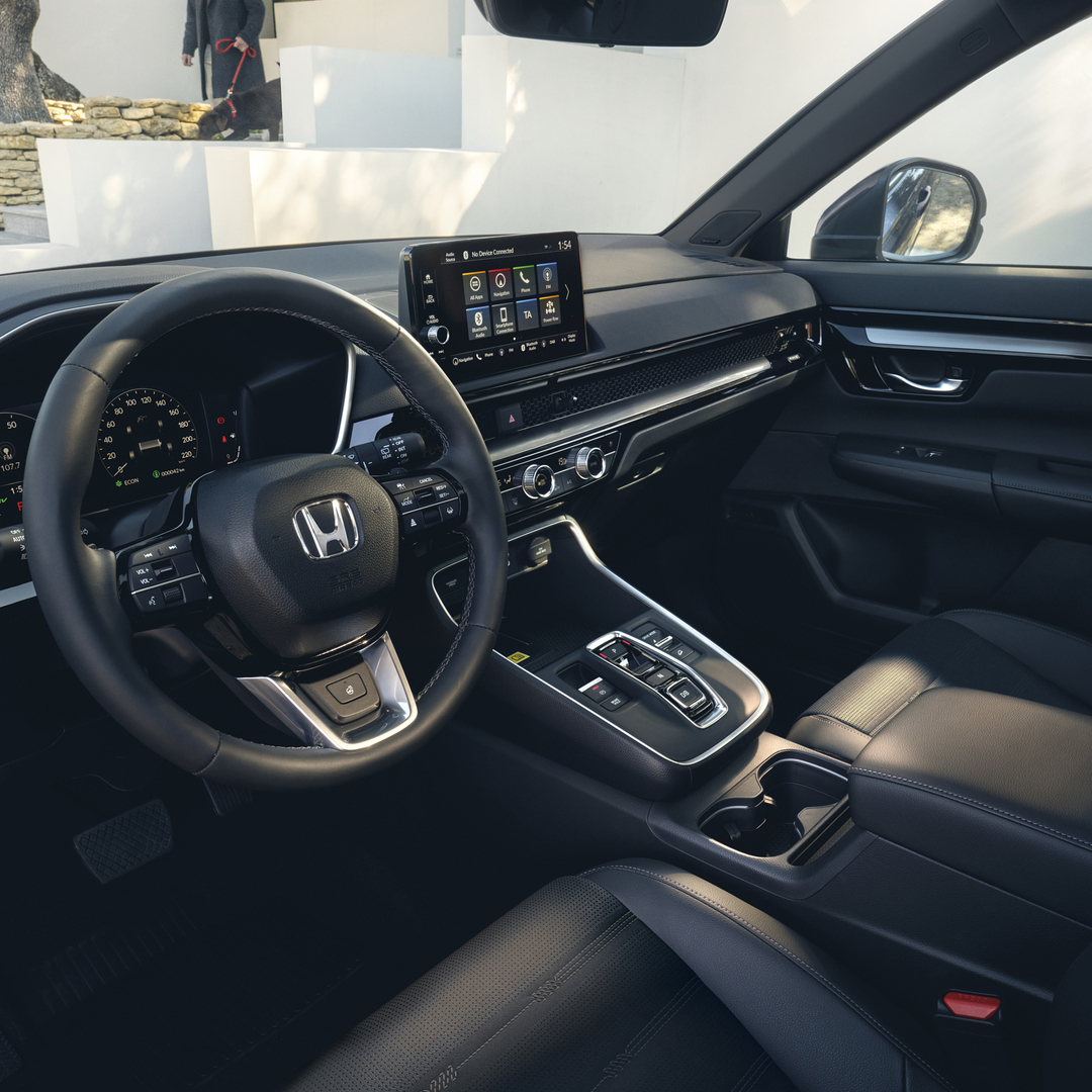 Immagine di tre quarti degli interni di Honda CR-V Hybrid SUV.