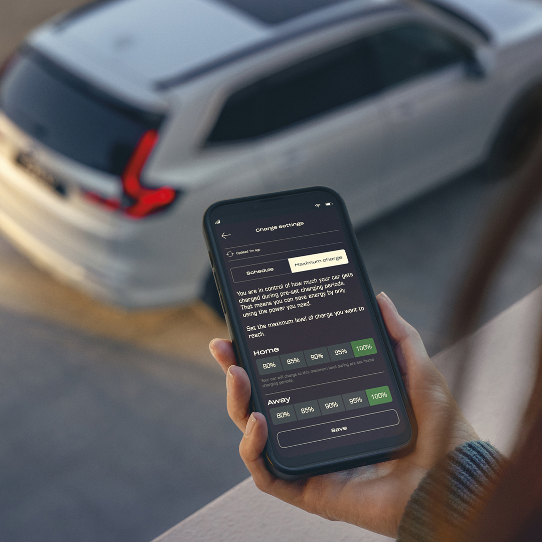 Primo piano di una modella che utilizza l'app My Honda+.