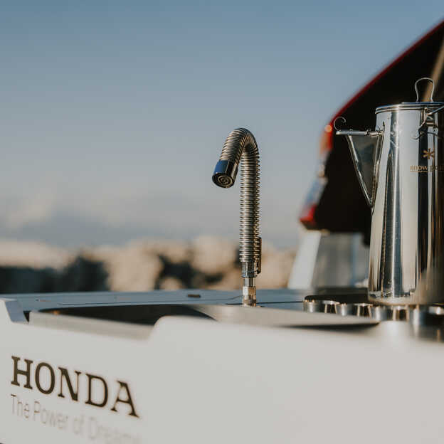 Christian Horner all'interno di un SUV Honda Hybrid