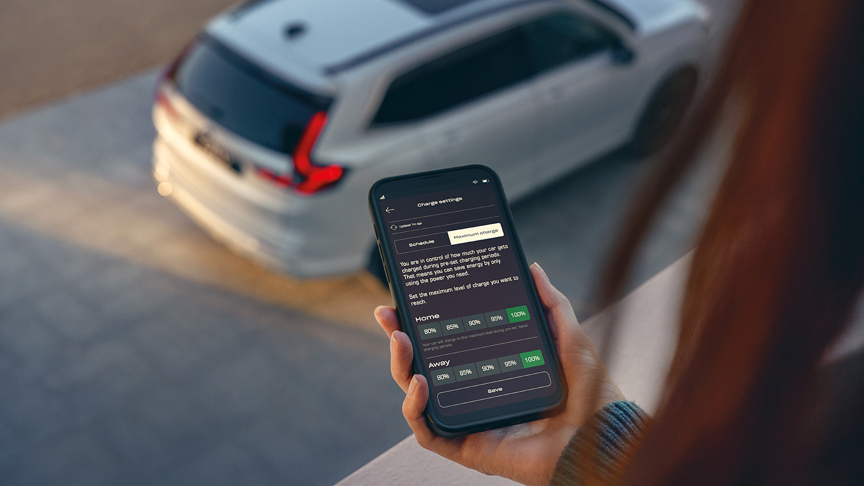 Primo piano di un modello che utilizza l'app My Honda+.