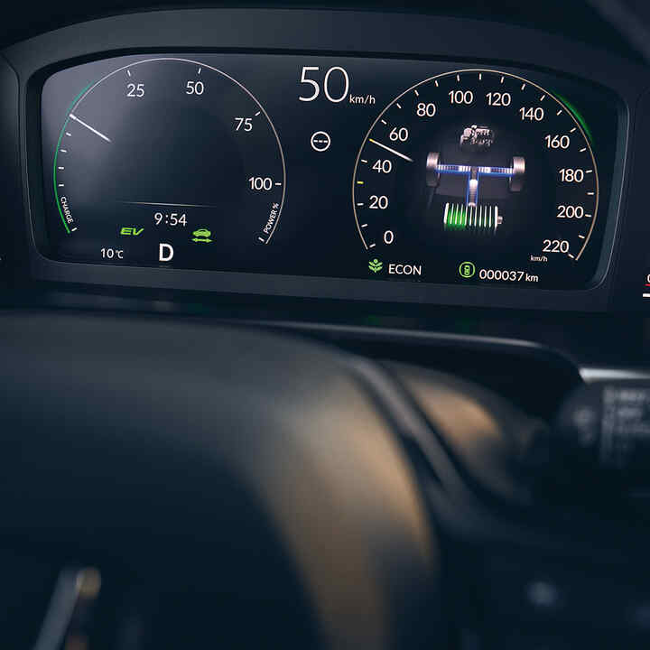 Primo piano del display digitale per il conducente di Honda CR-V Hybrid.