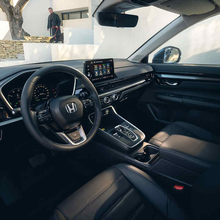 Immagine di tre quarti degli interni di Honda CR-V Hybrid SUV.