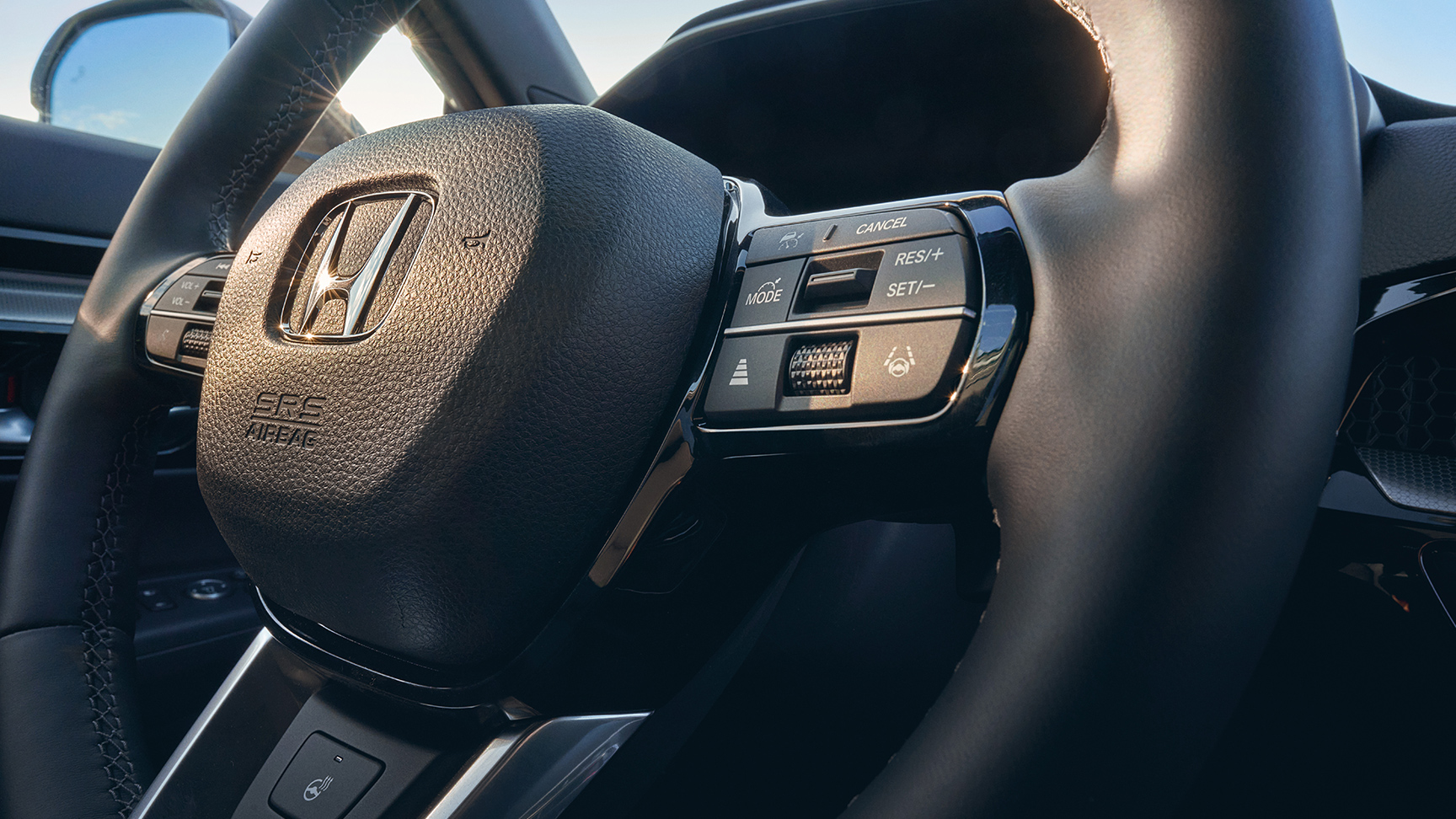 Primo piano del volante in pelle riscaldato di Honda CR-V Hybrid.
