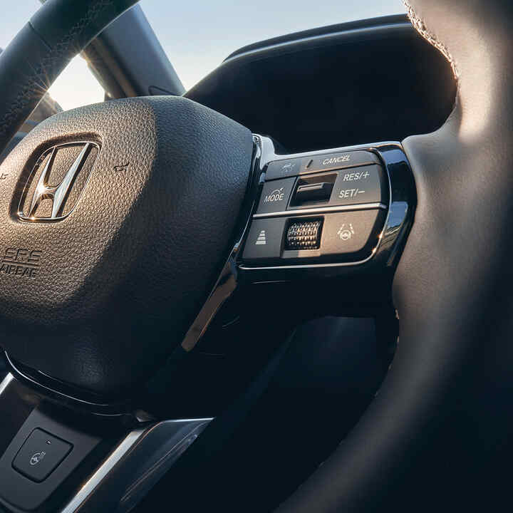 Primo piano del volante in pelle riscaldato di Honda CR-V Hybrid.