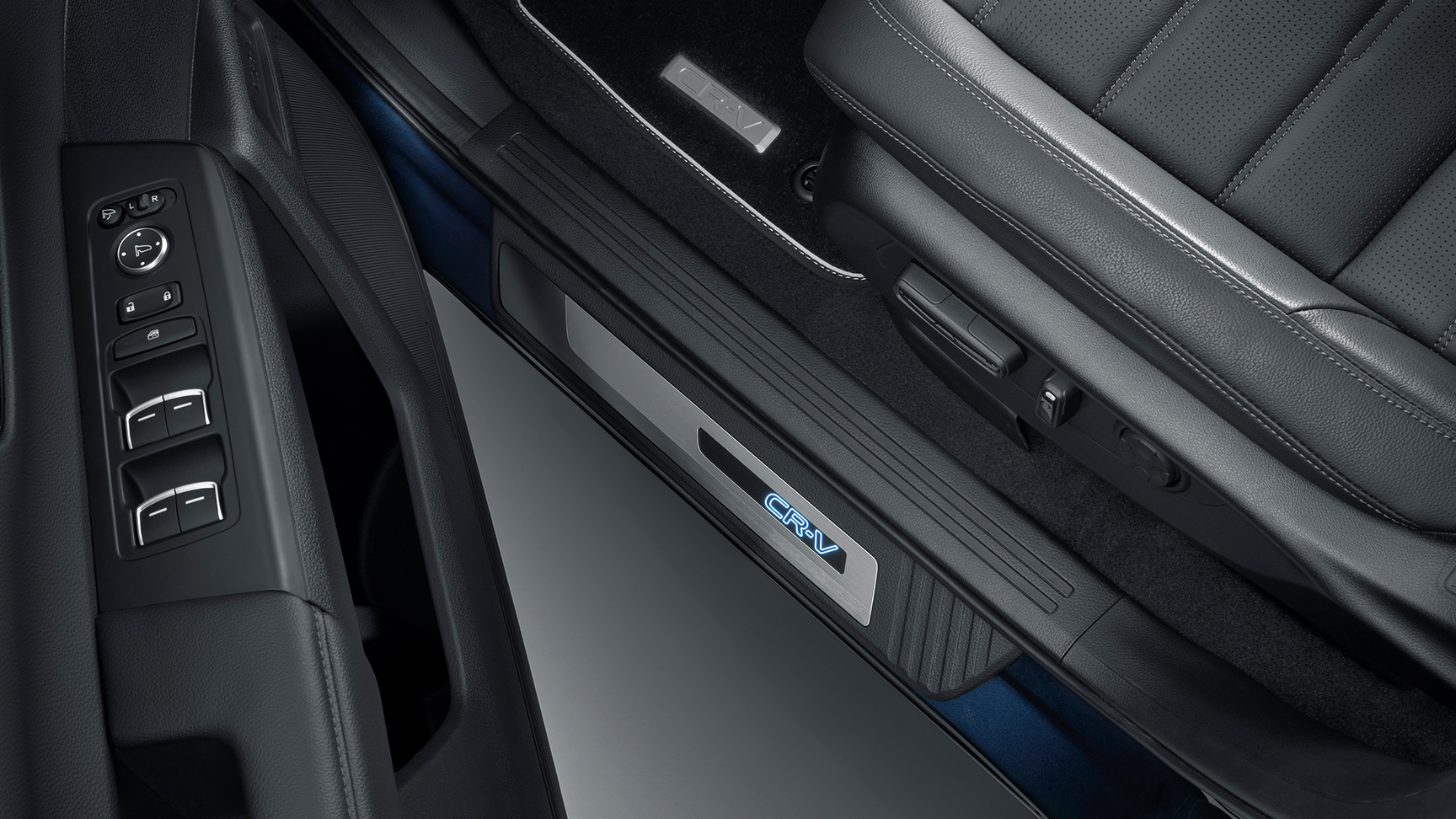 Immagine frontale di tre quarti dell'Honda CR-V Plug-in Hybrid mentre guida in una località montana.