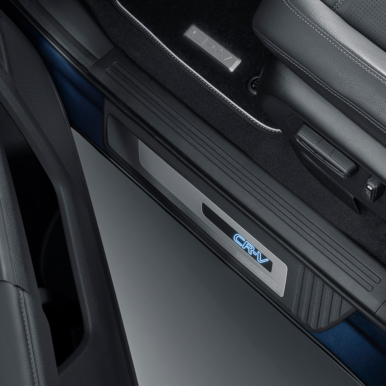 Immagine frontale di tre quarti dell'Honda CR-V Plug-in Hybrid mentre guida in una località montana.