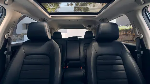 Primo piano dei sedili anteriori e posteriori in pelle riscaldabili del SUV CR-V Hybrid.