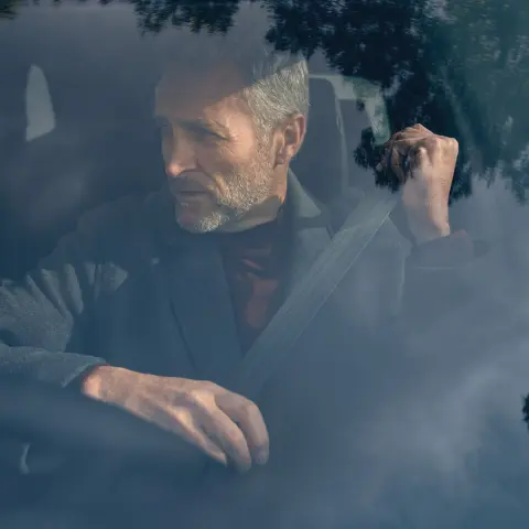 Primo piano della ruota e del fianco del SUV CR-V Hybrid parcheggiato con un modello.