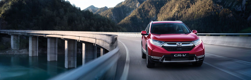 CR-V, esterno, vista frontale, su strada.