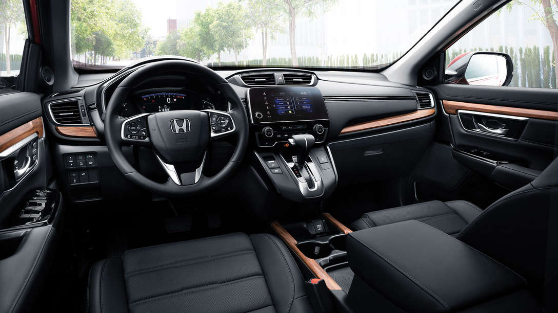 Primo piano del cruscotto Honda CR-V in città.