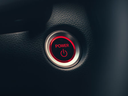 Primo piano del pulsante di accensione dell'Honda CR-V Hybrid.