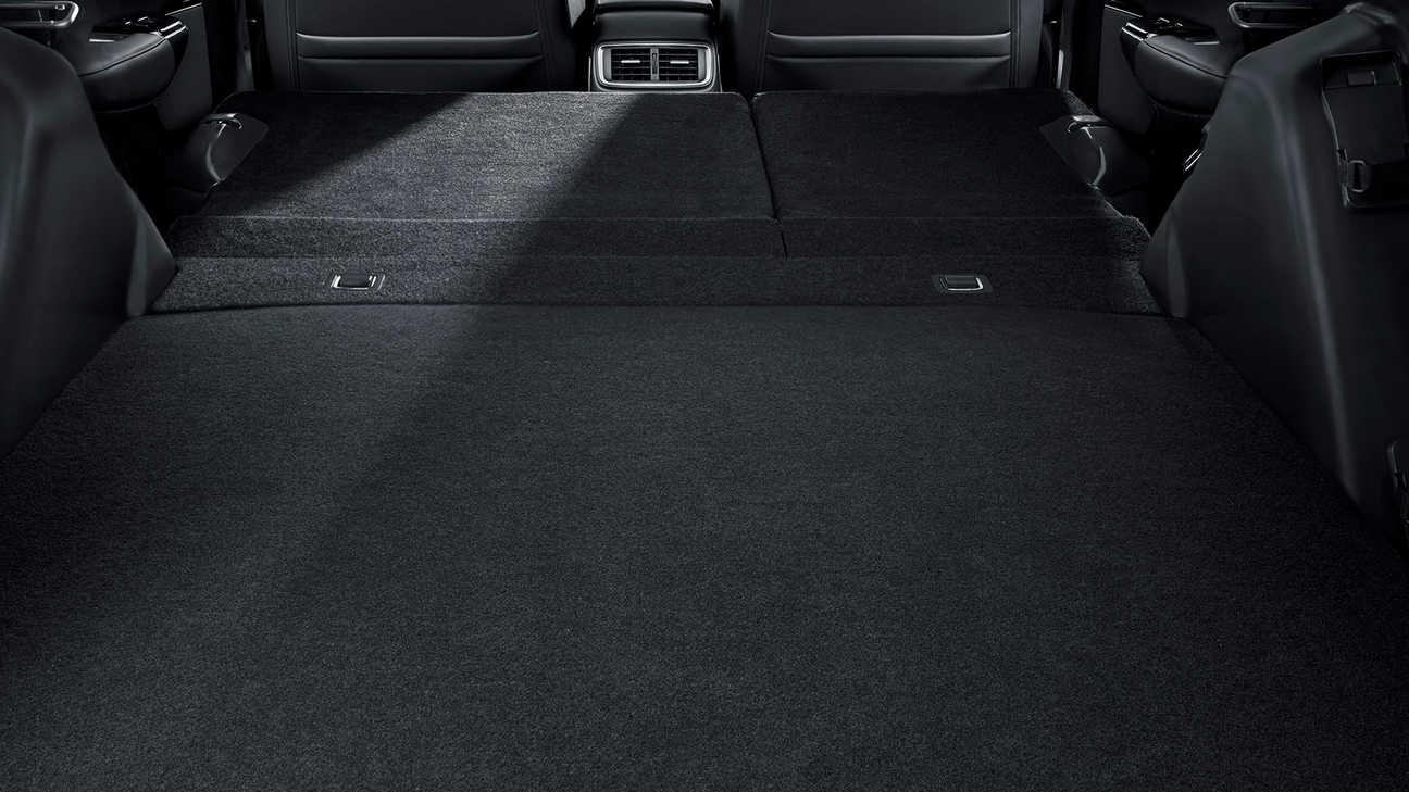 Interno di Honda CR-V Hybrid che illustra i sedili ripiegati.