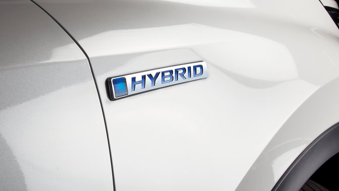 Vista laterale del logo Honda CR-V Hybrid.