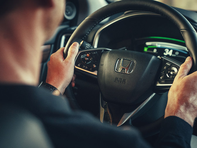 Scatto laterale tre quarti ravvicinato del volante Honda CR-V Hybrid.